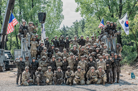 26일 UFS 연습의 일환으로 경북 경산 일대에서 육군제2작전사령부 1117공병단과 한미연합사단 11공병대대가 실시한 ‘한미 연합 공병 상용교량 구축훈련’에 참가한 한미 공병 전 장병들이 기념촬영하고 있다. 육군 제공