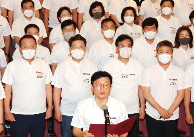 국민의힘이 26일 오전 충남 천안시 재능교육연수원에서 가진 연찬회에서 박형수 원내대변인이 의원들을 대표해 결의문을 낭독하고 있다. 연합뉴스