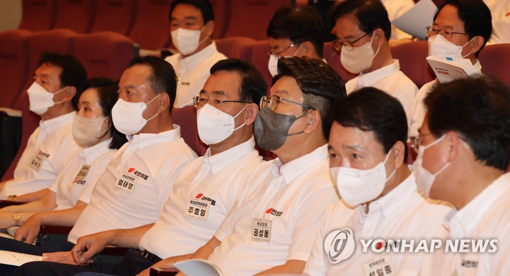 (천안=연합뉴스) 국민의힘 주호영 비대위원장과 권성동 원내대표 등 참석 의원들이 25일 충남 천안시 재능교육연수원에서 열린 ‘2022 국회의원 연찬회’에서 이지성 작가의 특강을 경청하고 있다. 2022.8.25