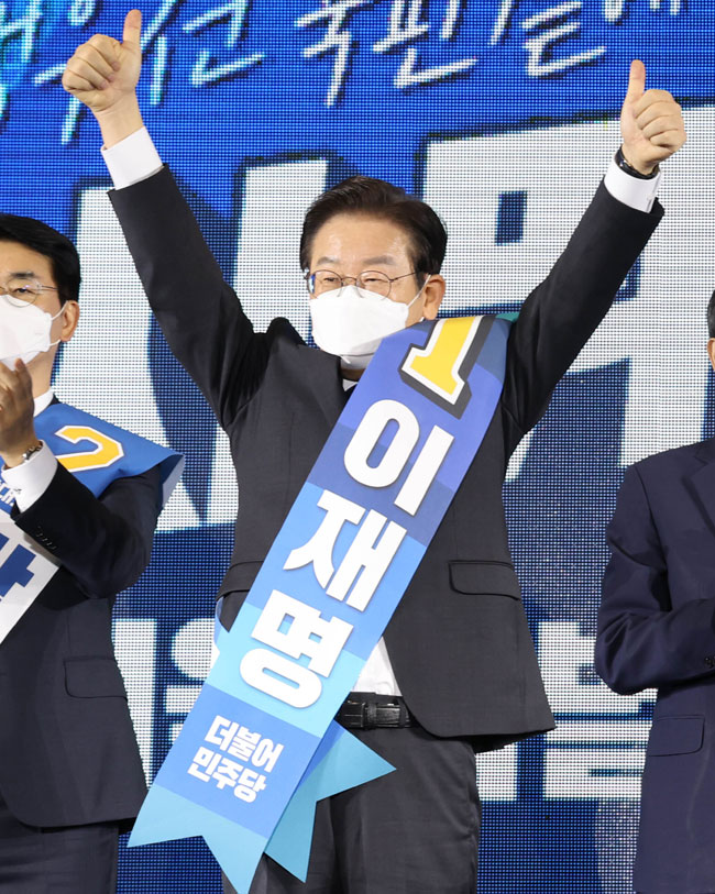 27일 오후 경기도 고양시 킨텍스에서 열린 더불어민주당 당 대표 및 최고위원 후보자 서울 합동연설회에서 이재명 당대표 후보가 엄지를 치켜들고 두손을 번쩍 들고 있다. 연합뉴스