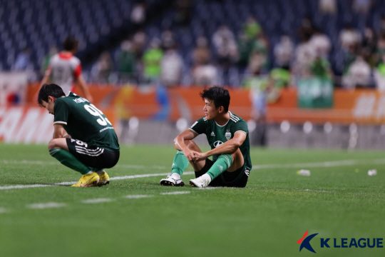 전북 현대의 한교원(오른쪽)과 김문환이 25일 일본 사이타마 스타디움 2002에서 열린 AFC 챔피언스리그 4강전에서 패한 후 그라운드에 주저앉아 있다. 한국프로축구연맹 제공