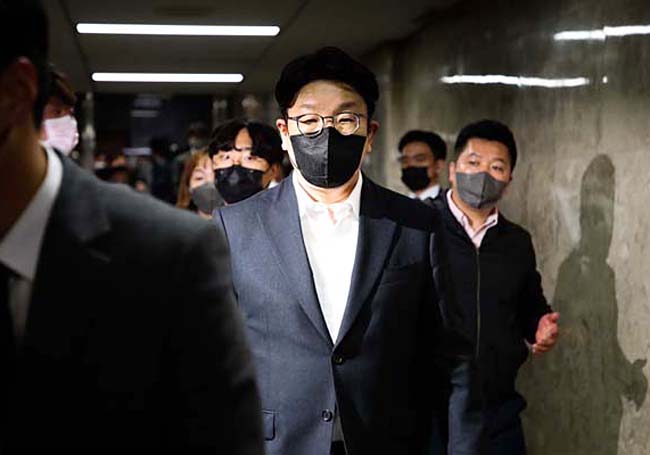 권성동 국민의힘 원내대표가 27일 오후 서울 영등포구 국회에서 열린 비공개 의원총회에 참석하고 있다. 뉴시스
