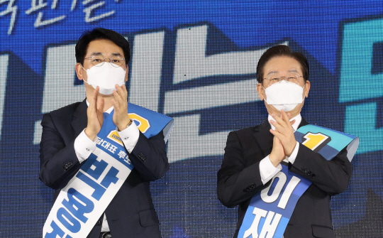 27일 오후 경기도 고양시 킨텍스에서 열린 더불어민주당 당 대표 및 최고위원 후보자 서울 합동연설회에서 당대표 후보로 나선 이재명(오른쪽)의원과 박용진 의원이 박수를 치고 있다. 연합뉴스