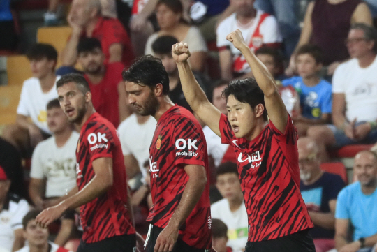 스페인 프로축구 프리메라리가의 이강인(오른쪽·마요르카)이 27일(한국시간) 마드리드에서 열린 라요 바예카노와의 원정경기에서 골을 넣은 뒤 두 손을 들어올리며 세러모니를 하고 있다. EPA 연합뉴스