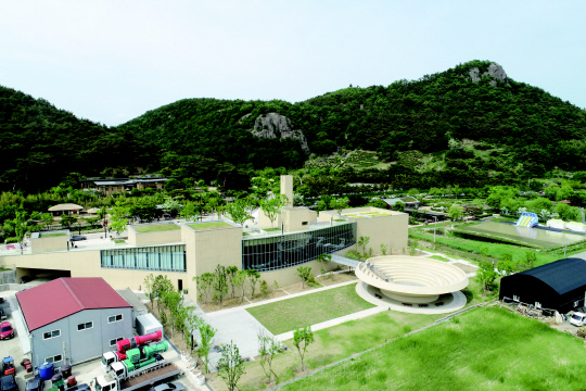 경남 김해시 진영읍 봉하마을 ‘깨어있는 시민 문화체험전시관’ 전경. 뒤쪽으로 노 전 대통령 사저와 묘역이 있다. 김해시청 제공