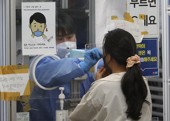28일 서울 송파구보건소 선별진료소에서 한 시민이 코로나19 진단검사를 받고 있다. 뉴시스