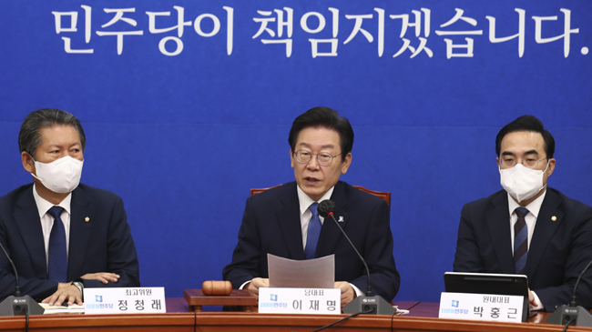 이재명(가운데) 더불어민주당 대표가 29일 서울 여의도 국회에서 열린 당 최고위원회의에서 모두발언을 하고 있다. 왼쪽부터 정청래 최고위원, 이 대표,  박홍근 원내대표. 국회사진기자단