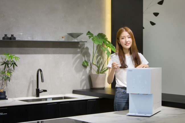 코웨이 사내 모델이 ‘아이콘 얼음정수기’를 선보이고 있다.  코웨이 제공