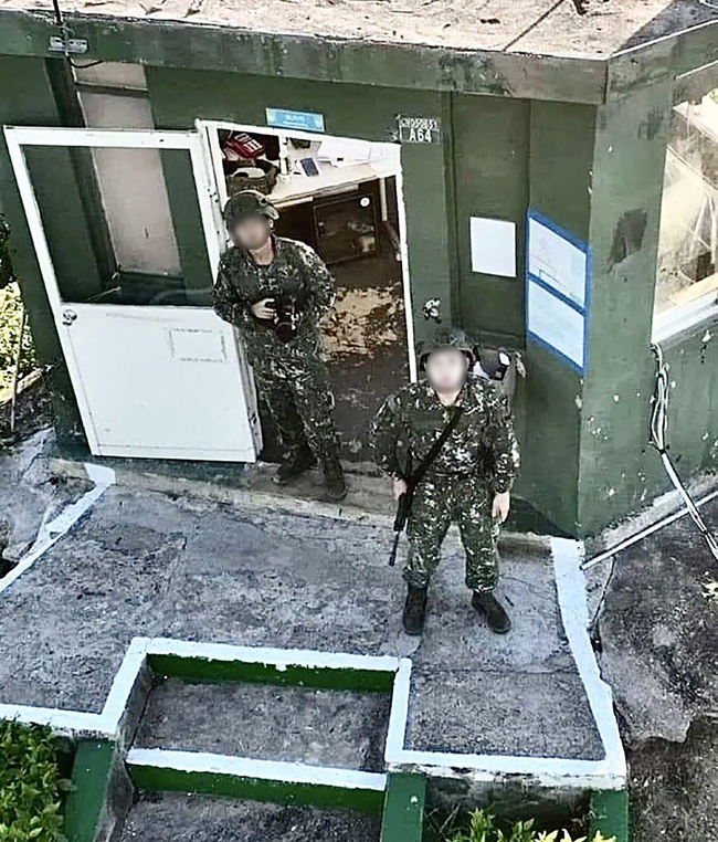 중국 민간용 드론이 지난 16일 대만 진먼섬의 부속도서인 얼단다오 군 기지에서 보초를 서고 있는 대만 군인을 촬영한 사진. 이 사진이 담긴 영상은 중국 SNS인 웨이보에서 유포됐다. 웨이보 캡처