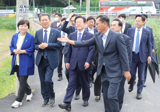 이재명 더불어민주당 신임 대표를 비롯한 당 지도부 등이 29일 오후 문재인 전 대통령 사저가 있는 경남 양산시 평산마을에 도착, 안내를 받으며 이동하고 있다. 공동취재사진