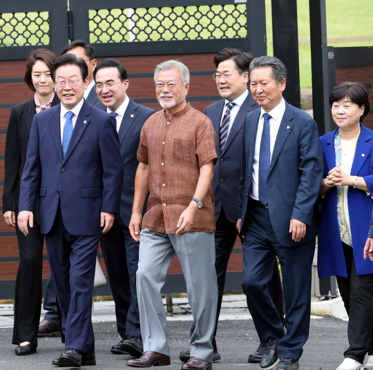 문재인 전 대통령이 29일 오후 경남 양산시 하북면 평산마을 사저로 예방한 더불어민주당 이재명 신임 대표 등 당 지도부를 맞이하며 지지자를 향해 이동하고 있다. 공동취재사진