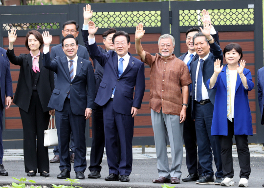 문재인 전 대통령이 29일 오후 경남 양산시 하북면 평산마을 사저로 예방한 더불어민주당 이재명 신임 대표 등 당 지도부와 함께 지지자를 향해 손을 흔들며 인사하고 있다. 공동취재사진