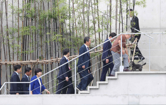 문재인 전 대통령과 이재명 더불어민주당 신임 대표 일행이 사저 안으로 이동하며 문 전 대통령의 반려견과 마주치고 있다. 공동취재사진