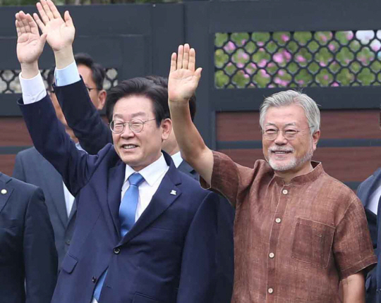 문재인 전 대통령이 29일 오후 경남 양산시 하북면 평산마을 사저로 예방한 더불어민주당 이재명 신임 대표 등 당 지도부와 함께 지지자를 향해 손을 흔들며 인사하고 있다. 공동취재사진