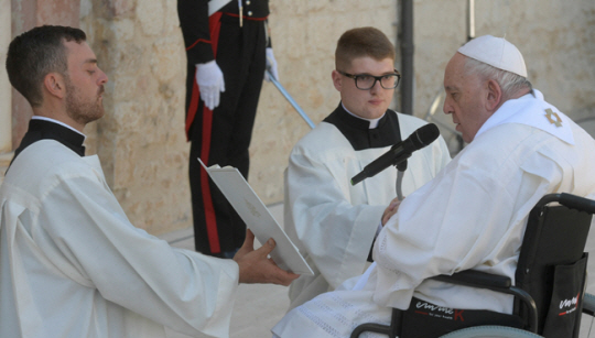 프란치스코 교황이 28일 라퀼라에 있는 산타 마리아 디 콜레마조 성당의 성문을 열고 있다. 로이터연합뉴스