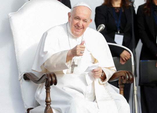 프란치스토 교황이 28일 라퀼라에서 신자들을 바라보며 미소짓고 있다. 로이터연합뉴스