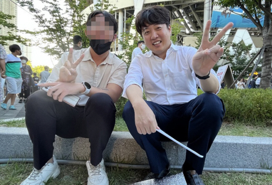 이준석 전 국민의힘 대표가 지난 27일 대구 북구 DGB 대구은행파크 중앙광장에서 열린 ‘대구 떡볶이 페스티벌’을 찾은 시민과 기념촬영하고 있다. 연합뉴스