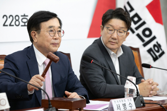 서병수(왼쪽) 국민의힘 전국위원회 의장이 지난 9일 국회에서 열린 국민의힘 제3차 전국위원회에서 당헌개정안을 상정하고 있다. 오른쪽은 권성동 원내대표. 국회사진기자단