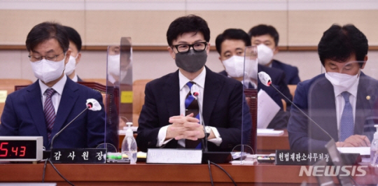 한동훈 법무부장관이 29일 국회에서 열린 법제사법위원회 전체회의에 출석해 답변하고 있다. 뉴시스.