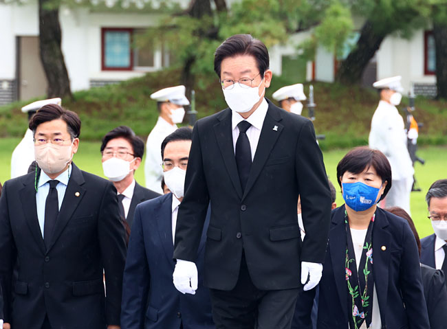 이재명 더불어민주당 신임 대표가 29일 오전 국립서울현충원 참배로 당 대표 취임 후 첫 공식 일정을 시작하고 있다. 국회사진기자단
