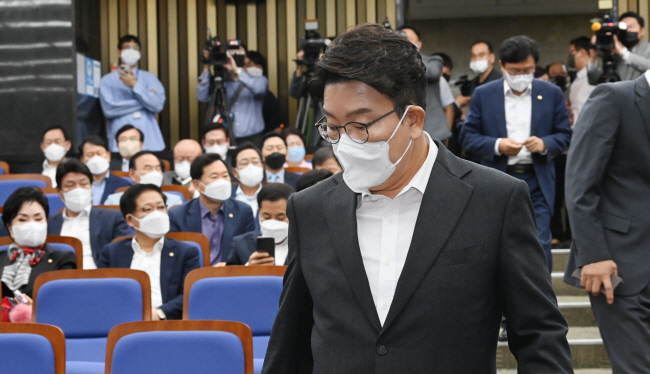 30일 오전 권성동 국민의힘 원내대표가 서울 여의도 국회에서 당의 내홍 수습 및 정상화 방안을 논의하기 위해 열린 의원총회에 참석하려고 회의실 계단을 내려오면서 시선을 아래로 향하고 있다.  신창섭 기자