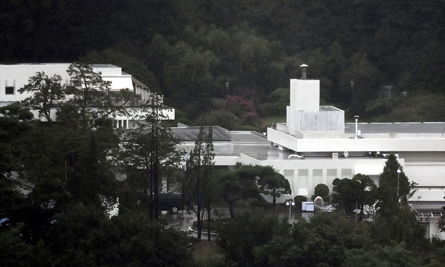 윤석열 대통령이 다음 달 입주할 예정인 서울 용산구 한남동 대통령 관저를 30일 오전 남산 일대에서 바라본 모습. 관저에는 국가 위기 상황에 대응할 수 있도록 간이 위기관리센터가 설치됐으며, 헬기 이착륙이 가능한 공간도 마련됐다.  윤성호 기자