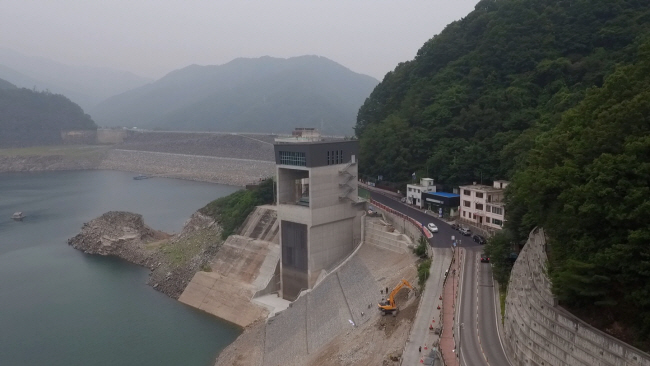한국수자원공사 등이 강원 춘천시 동면에 조성 중인 ‘수열에너지 융복합 클러스터’에 물을 보내는 데 사용될 소양강댐 취수탑 시설. 클러스터는 내년 3월 설계가 마무리돼 2027년 완공될 예정이다.  한국수자원공사 제공