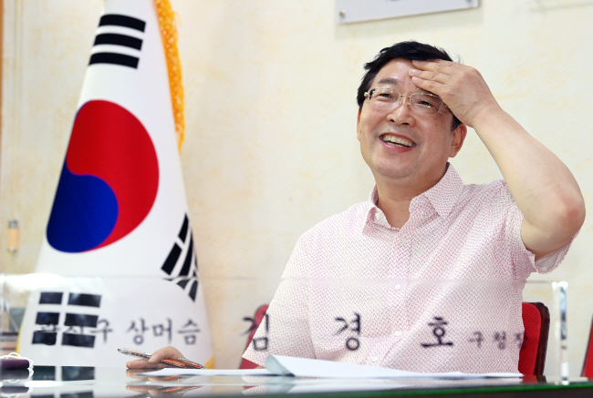 ‘광진구 상머슴’을 자임하는 김경호 구청장은 명패에도 해당 문구를 새겼다. 초심을 잃지 않기 위한 자신과의 다짐이라고 김 구청장은 설명했다. 윤성호 기자