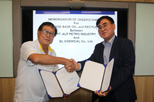 김길수(오른쪽) DL케미칼 유화사업본부 부사장과 헤르만 누그로호 ALP 패트로 CEO가 29일 재생 기유 개발 관련 양해각서를 체결한 뒤 기념촬영을 하고 있다. DL케미칼 제공