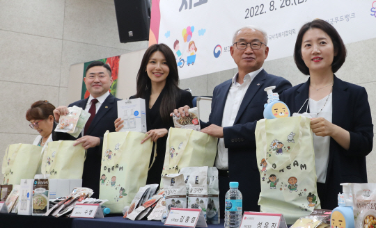 김애숙 양천구푸드뱅크마켓센터장(왼쪽부터), 나광주 대상 ESG경영실장, 나눔홍보대사 최수영 배우, 김홍중 한국사회복지협의회 사무총장, 성유진 LG생활건강 ESG팀장이 꿈드림팩 포장을 완료하고 기념촬영을 하고 있다. 한국사회복지협의회 제공