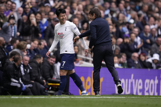 토트넘 홋스퍼의 손흥민(왼쪽)과 안토니오 콘테 감독. AP뉴시스