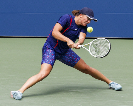 폴란드의 이가 시비옹테크가 29일(한국시간) 미국 뉴욕에서 US오픈 공인구 적응훈련을 하고 있다.EPA 연합뉴스