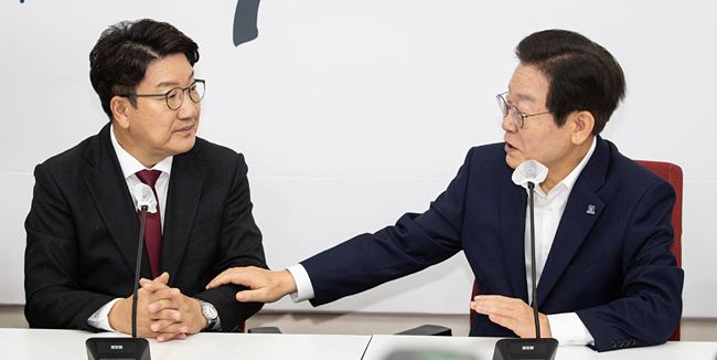 권성동(왼쪽) 국민의힘 원내대표와 이재명 더불어민주당 신임 대표가 31일 서울 영등포구 국회에서 만나 대화하고 있다. 공동취재사진