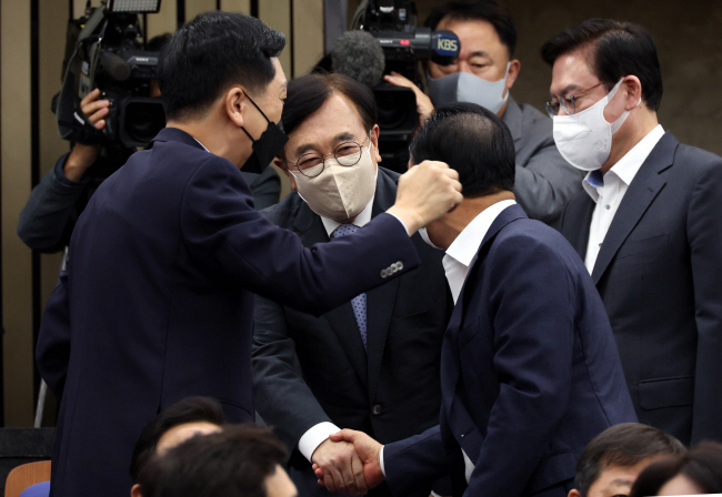 서병수(왼쪽 두 번째) 국민의힘 전국위원회 의장이 30일 국회에서 열린 의원총회에서 의원들과 인사를 나누고 있다.  신창섭 기자