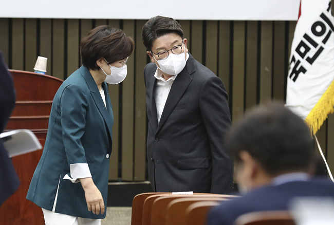 권성동(가운데) 국민의힘 원내대표가 지난 30일 서울 영등포구 국회에서 열린 의원총회에서 의원들과 대화하고 있다. 국회사진기자단