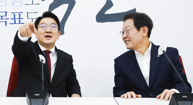 31일 오전 국민의힘 원내대표실을 찾은 이재명(오른쪽) 신임 더불어민주당 대표가 권성동 원내대표와 이야기를 나누고 있다. 국회사진기자단