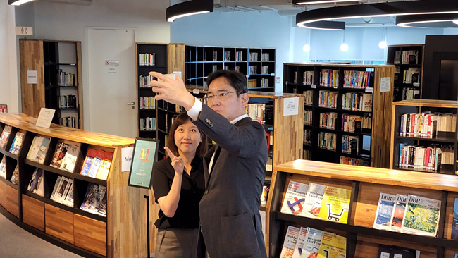이재용(오른쪽) 삼성전자 부회장이 30일 삼성SDS에서 직원과 기념촬영을 하고있다.