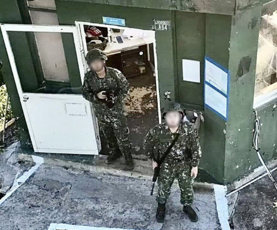 중국 민간용 드론이 지난 16일 대만 진먼섬의 부속도서인 얼단다오 군 기지에서 보초를 서고 있는 대만 군인을 촬영한 사진. 이 사진이 담긴 영상은 중국 SNS인 웨이보에서 유포됐다. 웨이보 캡처