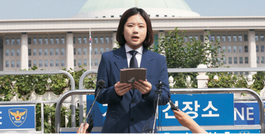 박지현 전 더불어민주당 공동비상대책위원장이 지난 7월 15일 국회 정문 앞에서 기자회견을 열고 당 대표 출마선언을 하고 있다. 국회사진기자단