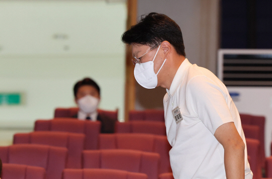 장제원 국민의힘 의원이 지난 25일 충남 천안시 재능교육연수원에서 열린 ‘2022 국민의힘 국회의원 연찬회’에서 경제특강 중 전화를 받고 밖으로 나가고 있다. 연합뉴스