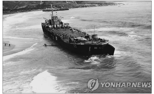 6·25 전쟁 당시 경북 영덕에서 장사상륙작전 임무를 수행한 후 좌초한 문산호. 해군 제공