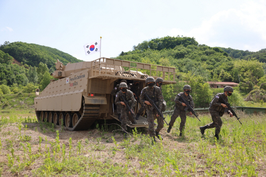 미래형 보병장갑차 레드백에서 병력이 하차하는 모습. 호주 차기 장갑차도입사업에서 한화시스템의 레드백 장갑차가 독일 라인메탈과 치열한 경합을 벌이고 있다. 한화시스템 제공