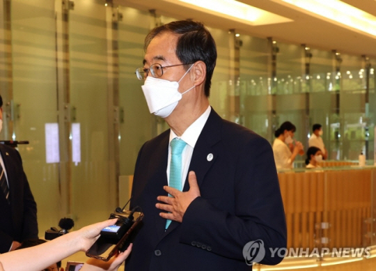 한덕수 국무총리가 31일 서울 종로구 이마빌딩에서 규제혁신 추진단 현판 제막식 후 취재진 질문에 답하고 있다. 연합뉴스