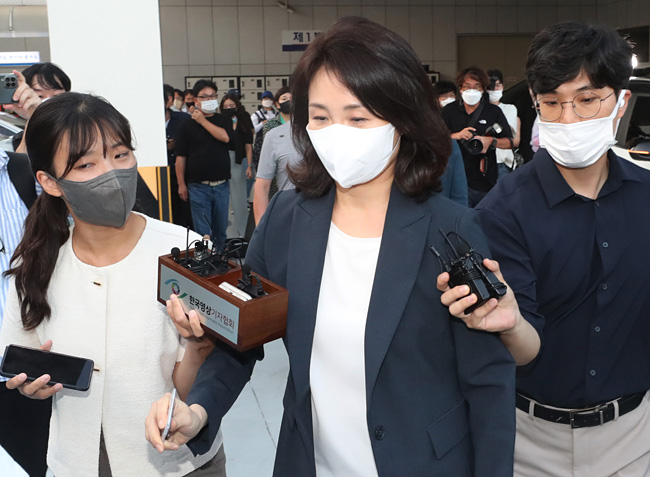 이재명 더불어민주당 대표의 부인 김혜경(가운데) 씨가 ‘법인카드 사적 유용 의혹’과 관련해 지난 23일 경기 수원시 경기남부경찰청에서 소환조사를 마친 뒤 귀가하며 취재진의 질문을 받고 있다. 뉴시스