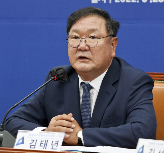 김태년 경제위기대응특위원장이 지난 6월 28일 국회에서 열린 더불어민주당 경제위기대응특별위원회 기자간담회에서 발언하고 있다. 뉴시스
