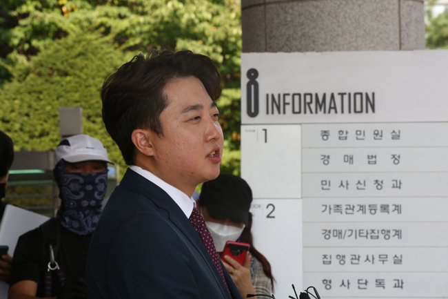 이준석 전 국민의힘 대표가 지난달 17일 서울 양천구 서울남부지방법원에서 열린 당 비상대책위원회 효력정지 가처분 신청 사건의 심문을 마친 후 법원을 나오며 취재진의 질문에 답하고 있다. 연합뉴스