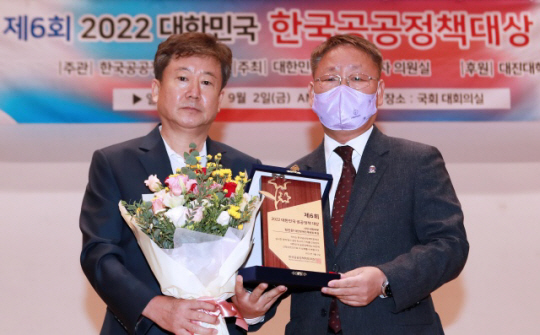 양충연 대한장애인체육회 사무총장(오른쪽)이 2일 서울시 영등포구 여의도동 국회 대회의실에서 열린 2022 대한민국 공공정책대상 시상식에서 기념사진을 찍고 있다. 대한장애인체육회 제공