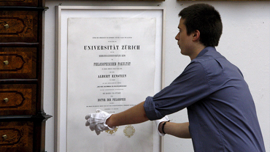 알버트 아인슈타인의 취리히대 박사학위 증서가 2009년 스위스 루체른의 경매 시장에 나왔을 당시 모습. 연합뉴스