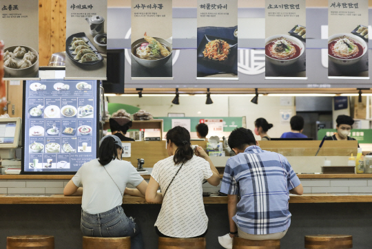 최근 서울 시내의 한 대형마트에서 소비자들이 우동을 먹고 있다.뉴시스