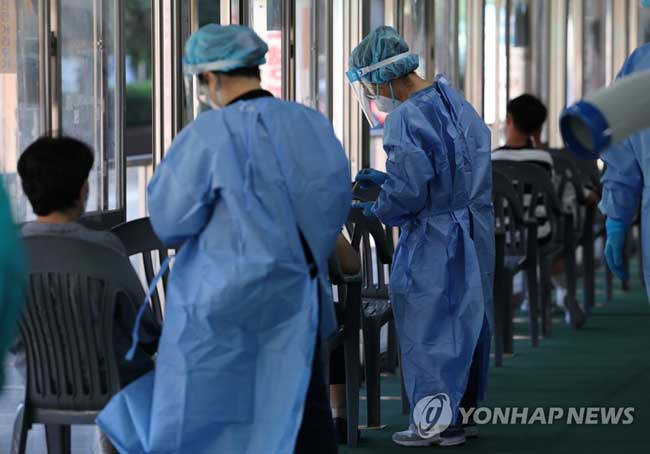 (서울=연합뉴스) 지난 2일 오전 동대문구청 선별진료소에서 시민들이 검사를 기다리고 있다. 2022.9.2